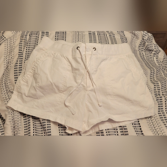 a.n.a Pants - a.n.a Women's High Waist White Shorts